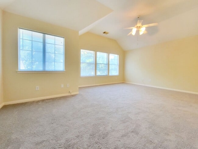 Building Photo - Large 4 Bed, 2.5 Bath Home Perfect for Com...