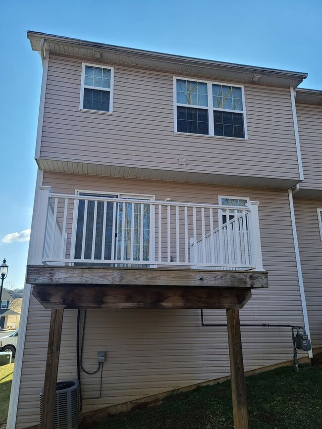 Building Photo - 3 Bedroom 2 1/2 bath ** End Unit** Townhome for Rent in Waynesboro