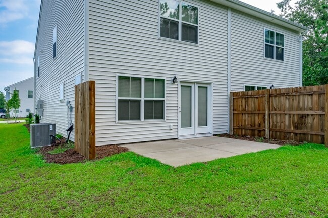Building Photo - Modern 3-Bed, 2.5-Bath Townhome in Prime L...