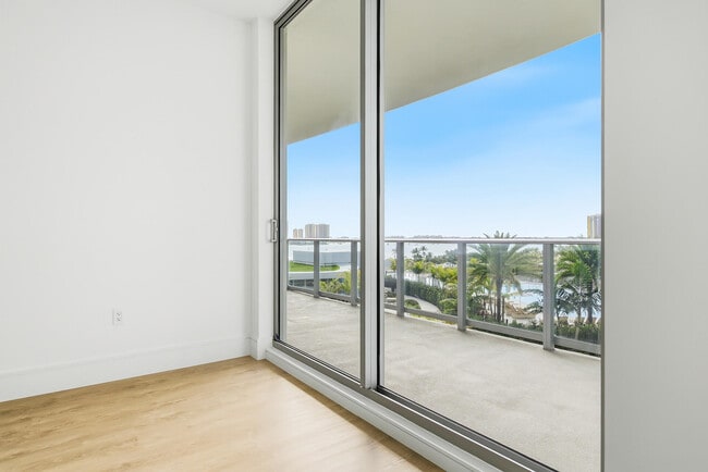 Building Photo - 220 Lake Shore Dr