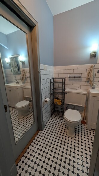 EnSuite Bathroom - 4219 N Paulina St