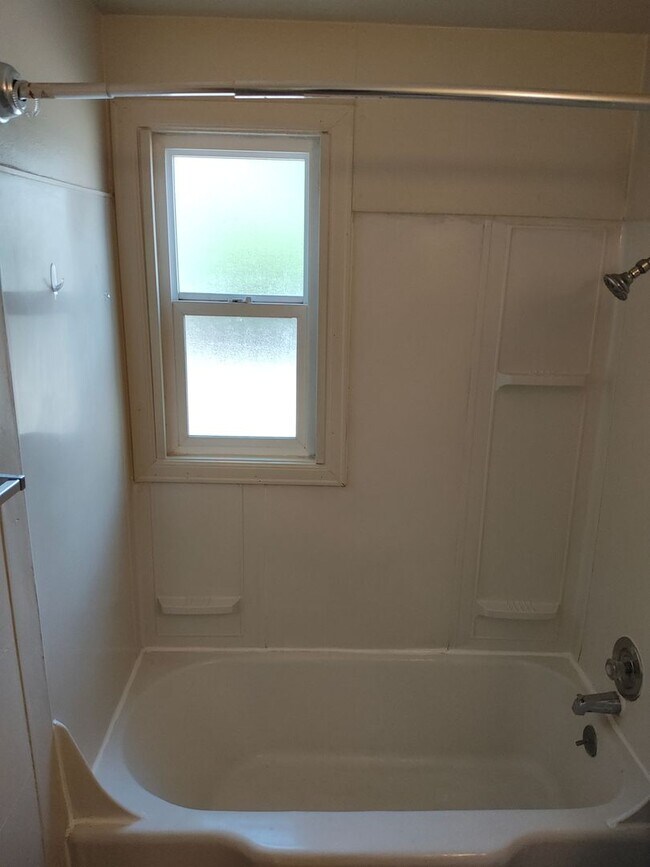 Building Photo - 4BR/2BA House only $1995/month!!!