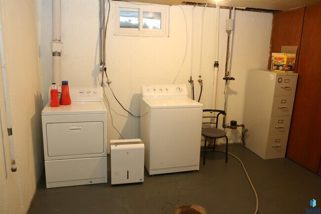 Building Photo - 1905 S Western Ave