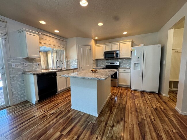 Building Photo - Beautiful 4 Bedroom, 2.5 Bathroom Home