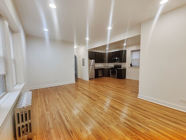 Building Photo - Large 2-bed/2-bath Apartment With Updated Kitchen and Large Living Room
