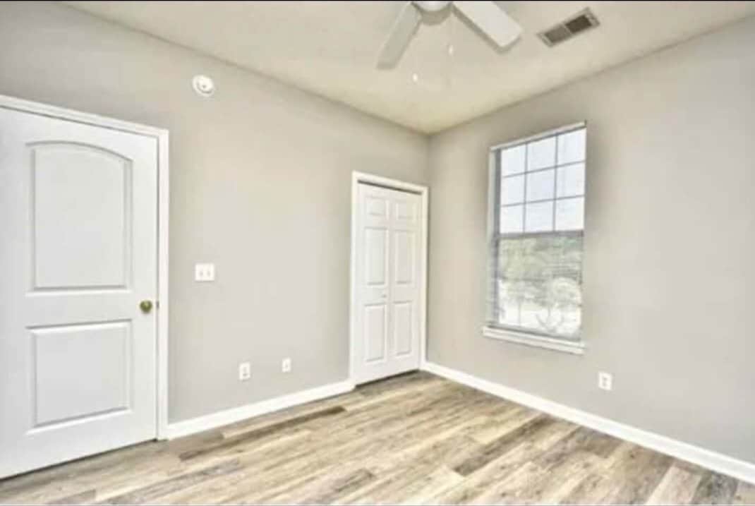 Building Photo - 498 River Oaks Dr