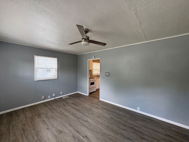Building Photo - Eagledale 3 Bedroom 1 Bath
