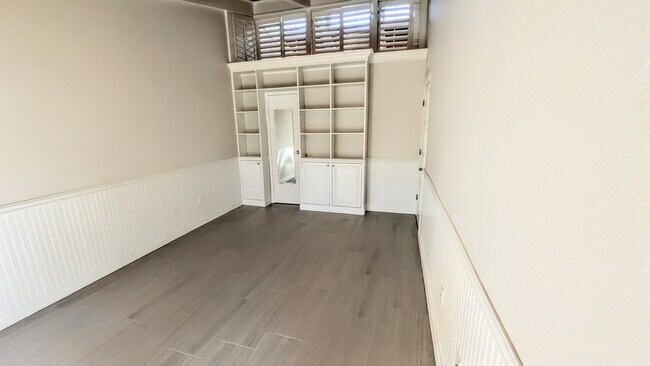 Building Photo - Annual Unfurnished 2/1 Condo in Downtown Sarasota