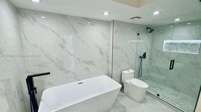 Building Photo - 3500 Mystic Pointe Dr