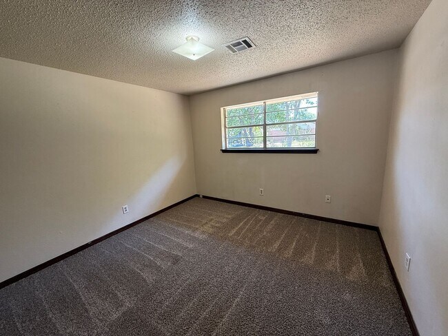 Building Photo - 704 Ashley Dr