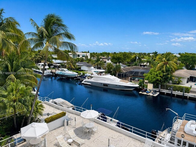 Building Photo - 2370 NE 135th St