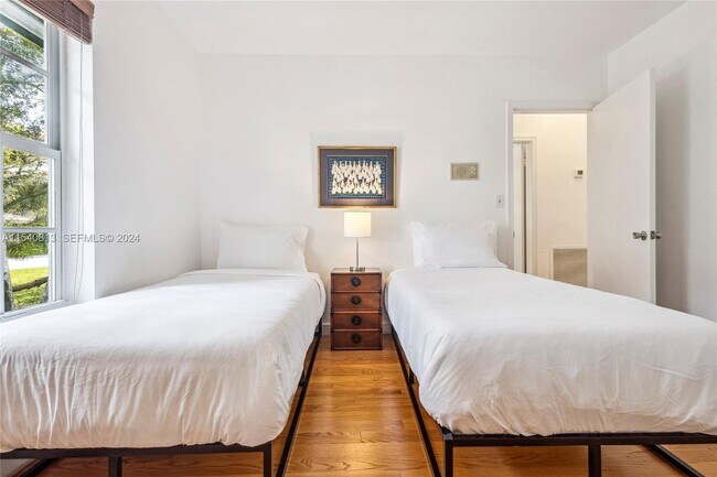 Building Photo - 10130 SW 70th Ave