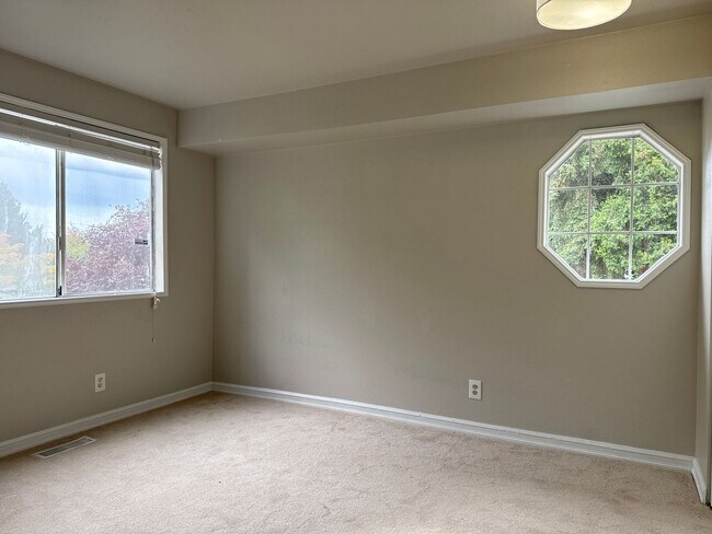 Building Photo - Beautiful Tri-level 3 beds, 2.5 baths plus...