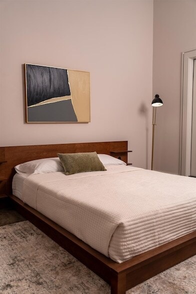 Building Photo - 612 W 8th Ave