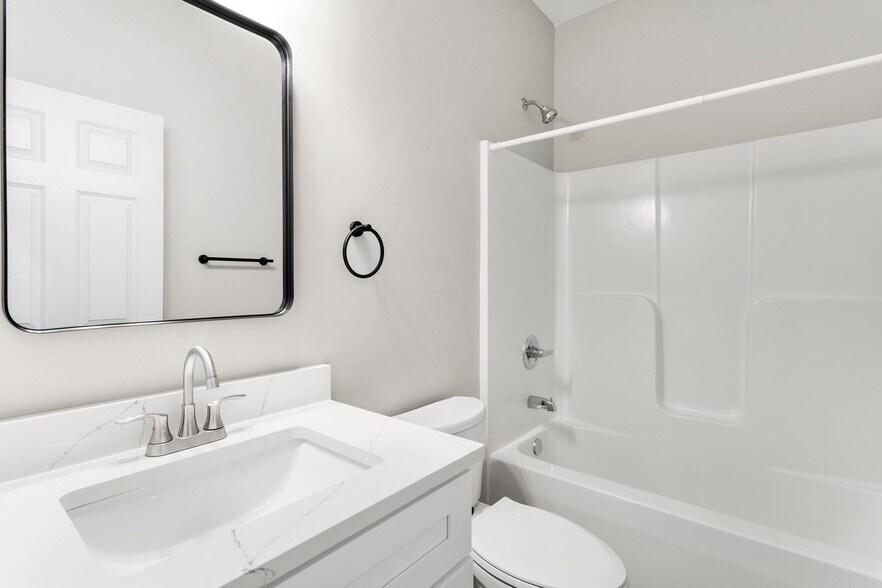 Building Photo - 2028 Arbutus Ave