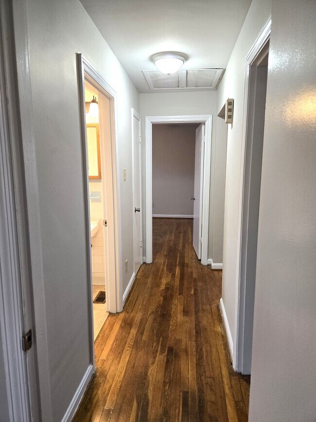 Building Photo - 401 Springhill Dr