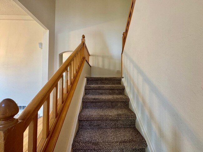 Building Photo - 2404 S Holman Cir