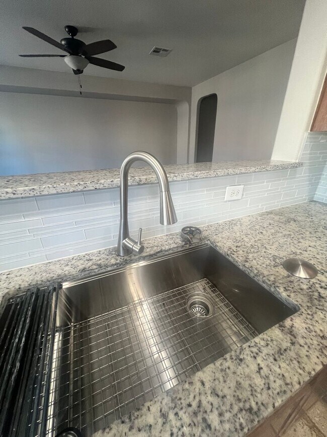 Building Photo - Rare Huge 5 Bedroom in Leander, TX