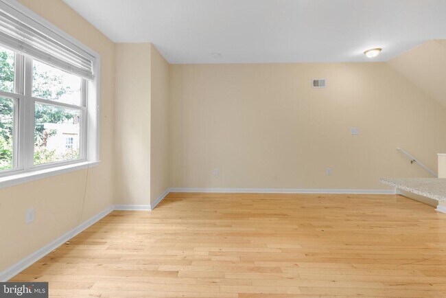 Building Photo - 2464 Frankford Ave