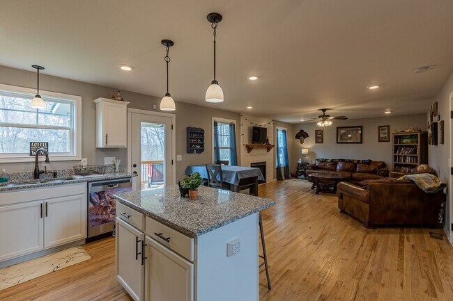 Building Photo - Pet Friendly Three Bedroom!