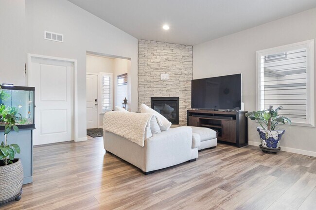 Building Photo - Gorgeous 5 Bed 3 Bath Home in North Loveland!