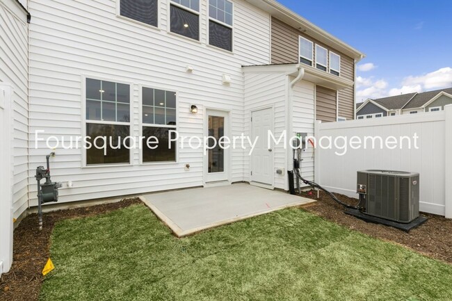 Building Photo - Townhome! | Back Patio with Privacy Fence|...