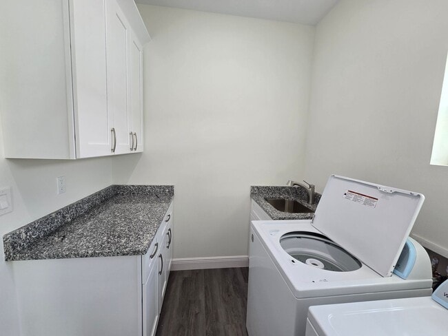 Building Photo - Charming 3-Bedroom, 2-Bath Home in Sarasota ~ Near Legacy Trail