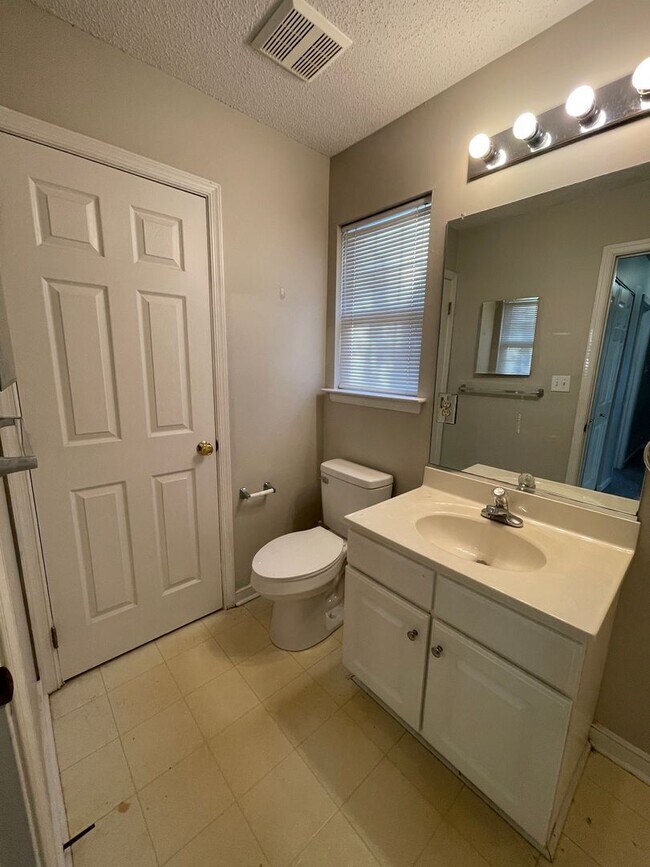 Building Photo - Beautiful two story home in the Ashbrook Community!