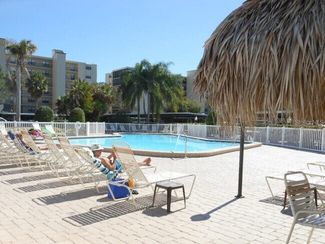 Building Photo - 2900 Cove Cay Dr