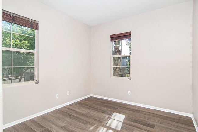 Building Photo - Nicely upgraded townhouse in resort-like E...