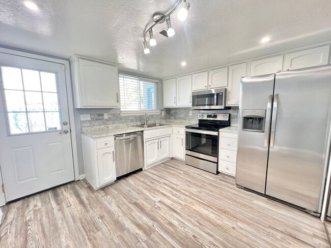Building Photo - Complete Remodel In Highly Desirable NE He...