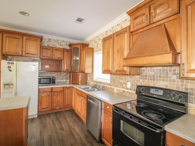 Building Photo - 124 Meadows Ln