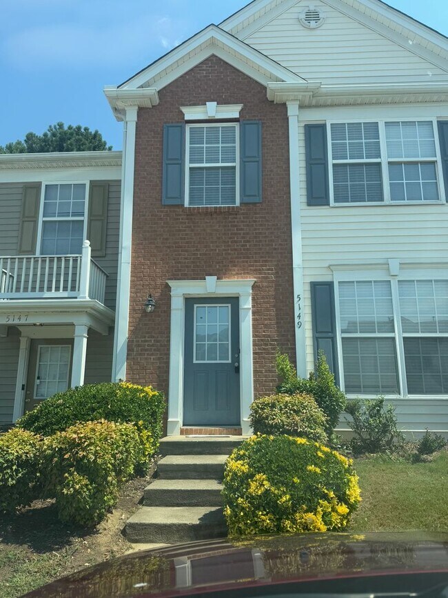 Building Photo - Lovely 3br 2.5ba TH in Raleigh! Available ...
