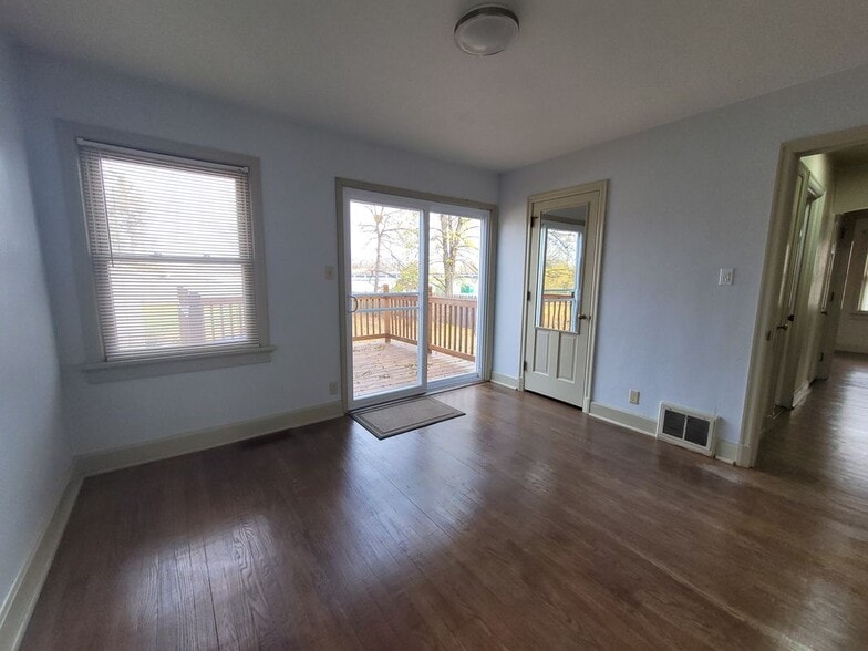 Building Photo - 1731 Deckner Ave