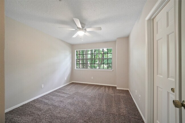 Building Photo - 2402 Brookdale Dr