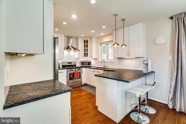 Building Photo - 7606 Jervis St