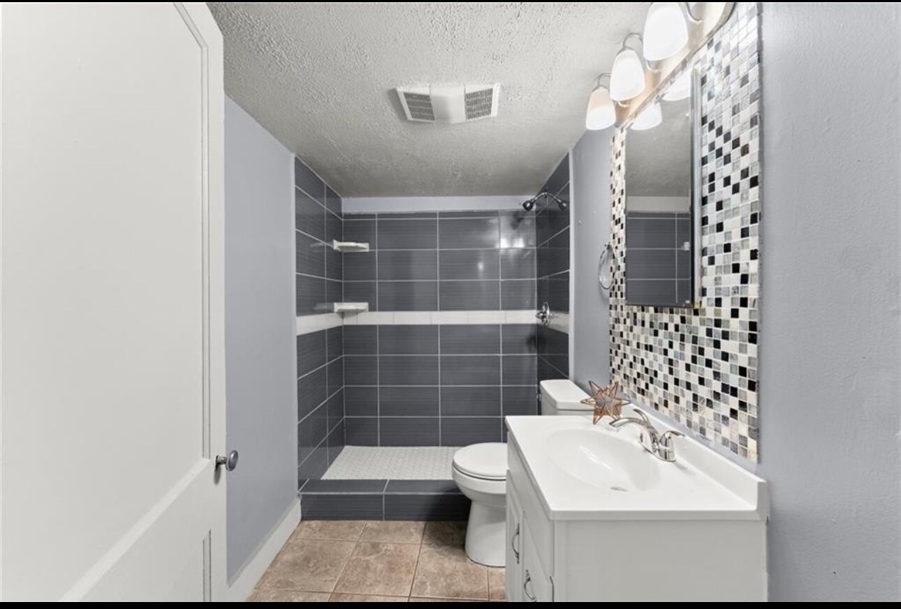 Building Photo - 1112 Riverside Ter