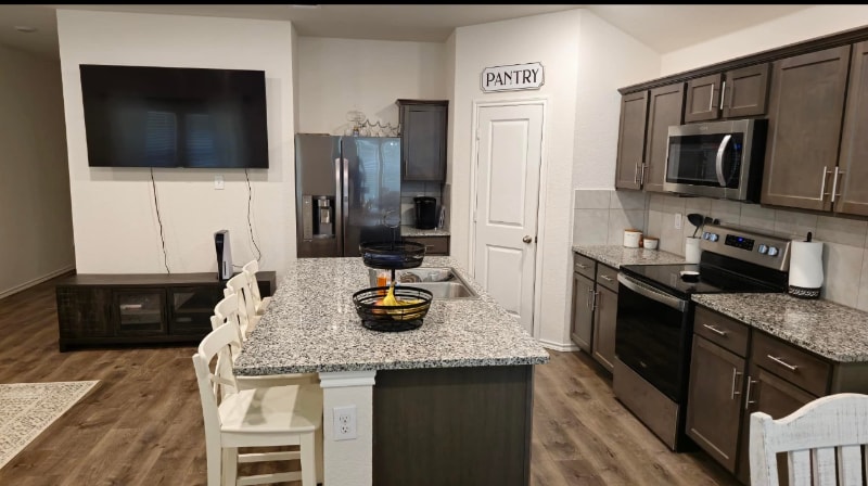 Building Photo - 713 Meadow Creek Ln