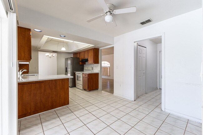 Building Photo - 608 Richmond Ave N