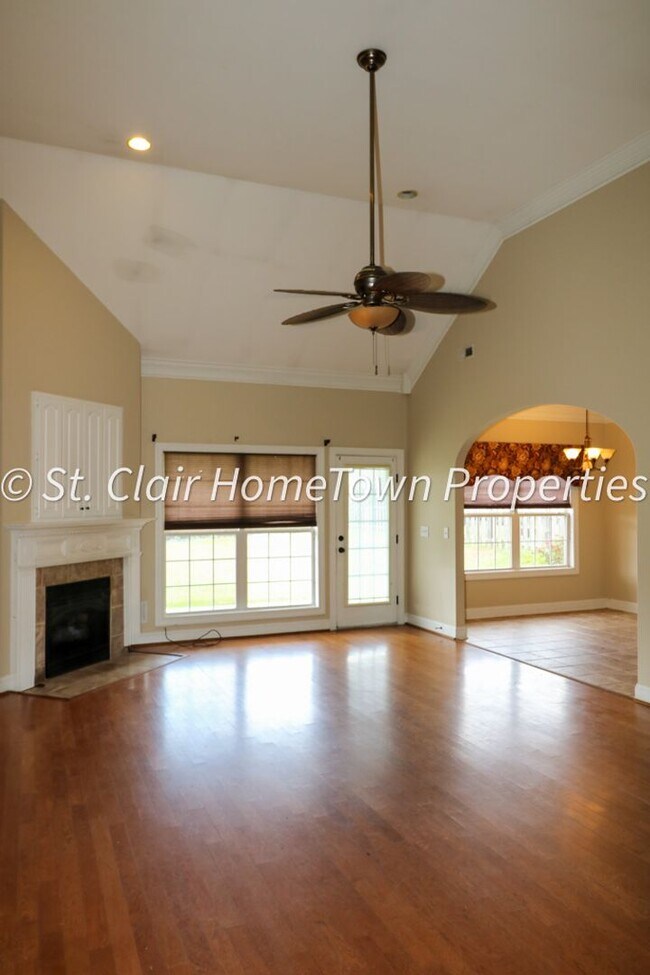 Building Photo - GREAT RENTAL IN FOX HOLLOW SUBDIVISION!