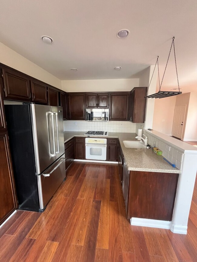 Building Photo - Spacious 3-Bedroom, 2.5-Bathroom Home