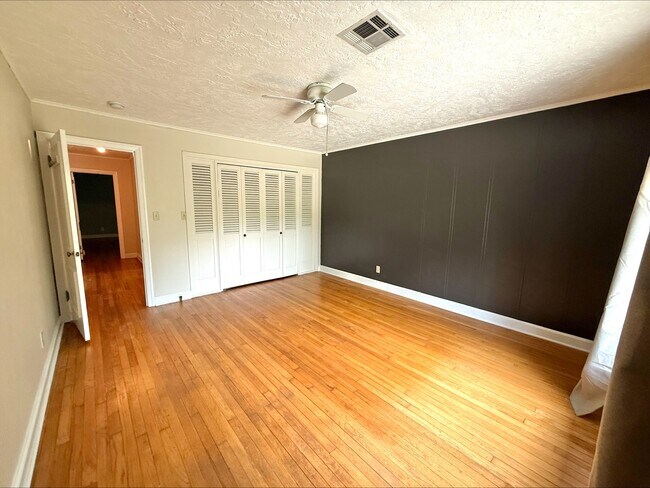 Building Photo - 1004 Brookside Dr