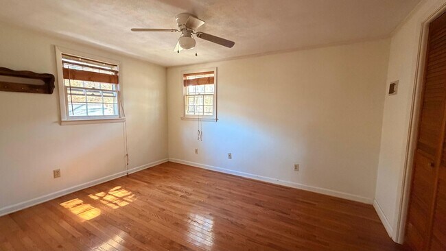 Building Photo - AVAILABLE NOW!