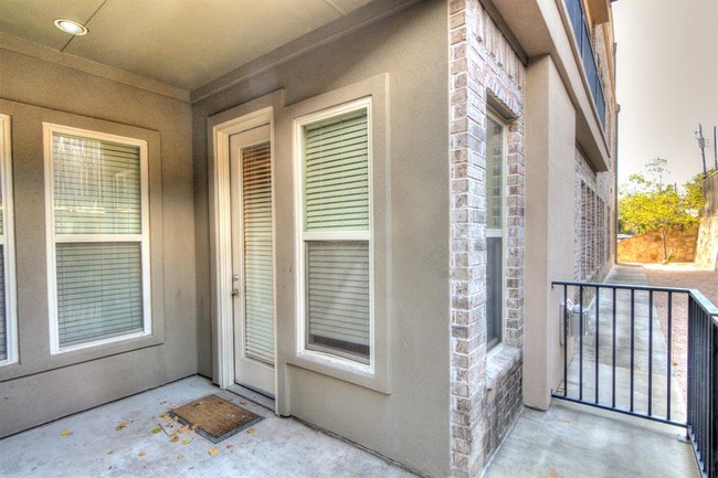 Building Photo - 2800 Sandage Ave