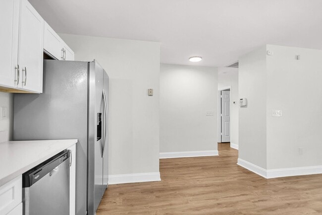 Building Photo - Beautiful 3/2 located in Central Mount Pleasant!