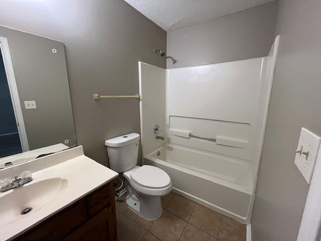 Building Photo - Renovated 3 Bedroom 2 Bath Home with 1 Car Garage!