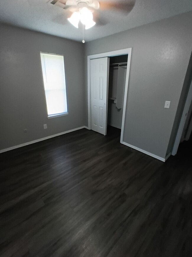 Building Photo - Better Than New! W/appliances!