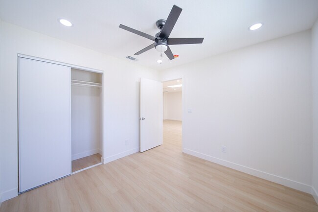 Building Photo - 206 W Broadbent Dr