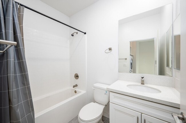 Building Photo - 2201-2217 Bonita Ct