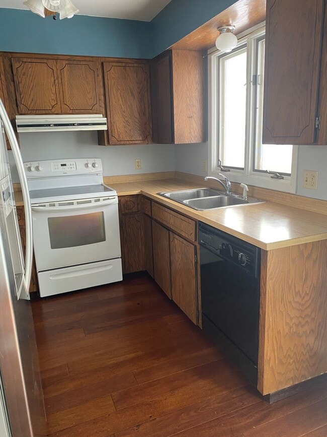 Building Photo - Charming Home w/ Spacious, Fenced yard